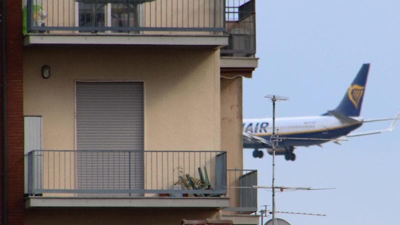 Un aereo della Ryanair in fase di atterraggio a Orio al Serio (Bergamo) (Yuri Colleoni)