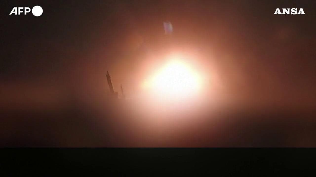 Iran, attacco contro Israele. Comandante minaccia Tel Aviv: "Se reagirete intensificheremo missili"