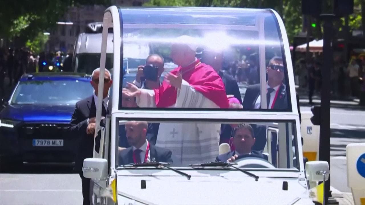 Spagna, l'omaggio di Papa Leone alla "Gen Alpha": saluta la folla dalla papamobile con il meme "6-7"