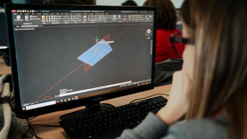 Nel laboratorio informatico una studentessa disegna un arredo tramite Autocad, software utilizzato per progettare oggetti e spazi in 2D e 3D
