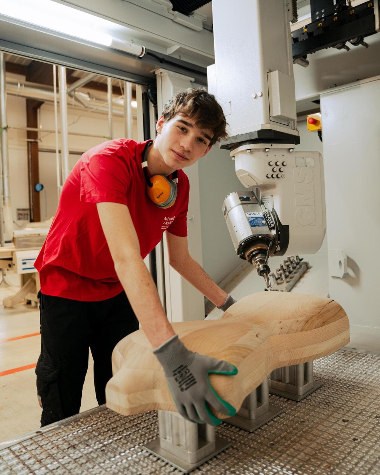 Uno studente crea un busto in legno per imparare a programmare e a gestire le macchine a controllo numerico
