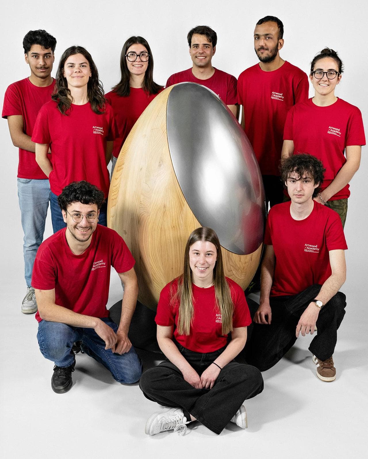 L'uovo in legno di cedro e mdf realizzato da&nbsp;Artwood&nbsp;academy su progetto di Stilema Studio per il SaloneSatellite 2026
