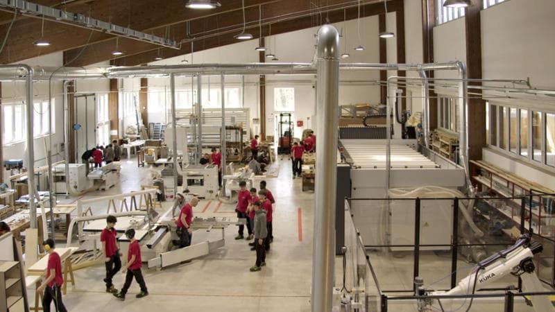 Il laboratorio di falegnameria della scuola&nbsp;Artwood&nbsp;academy: novecento metri quadrati attrezzati con macchinari tradizionali e sistemi a controllo numerico
