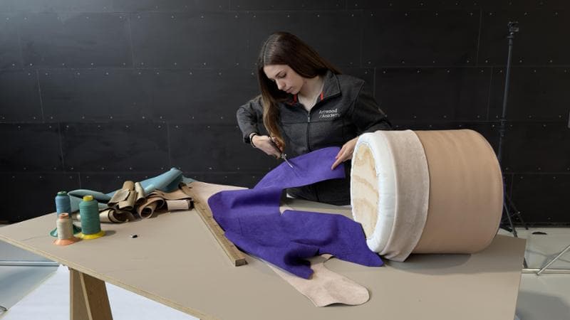 Un'allieva realizza l&rsquo;imbottitura di un pouf. L&rsquo;insegnamento della tappezzeria &egrave; inserito nei corsi di falegnameria affidati a professionisti del settore
