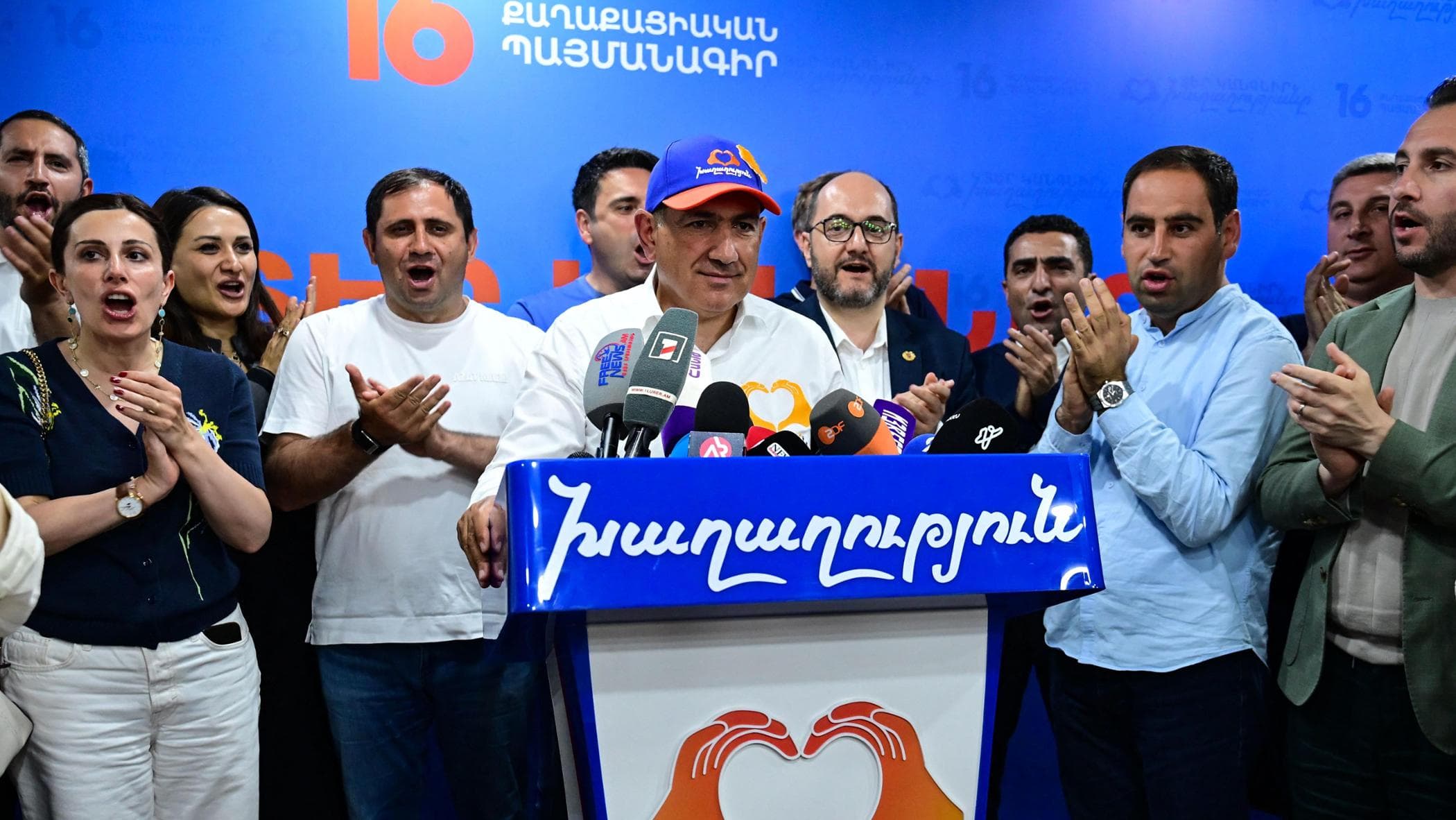 Pashinyan trionfa in Armenia, gli elettori premiano la linea
