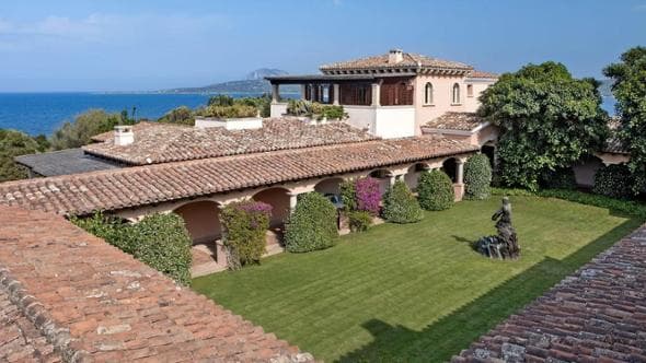 Sette piscine, 3 laghi, campi sportivi e un anfiteatro: le immagini del paradiso di Porto Rotondo