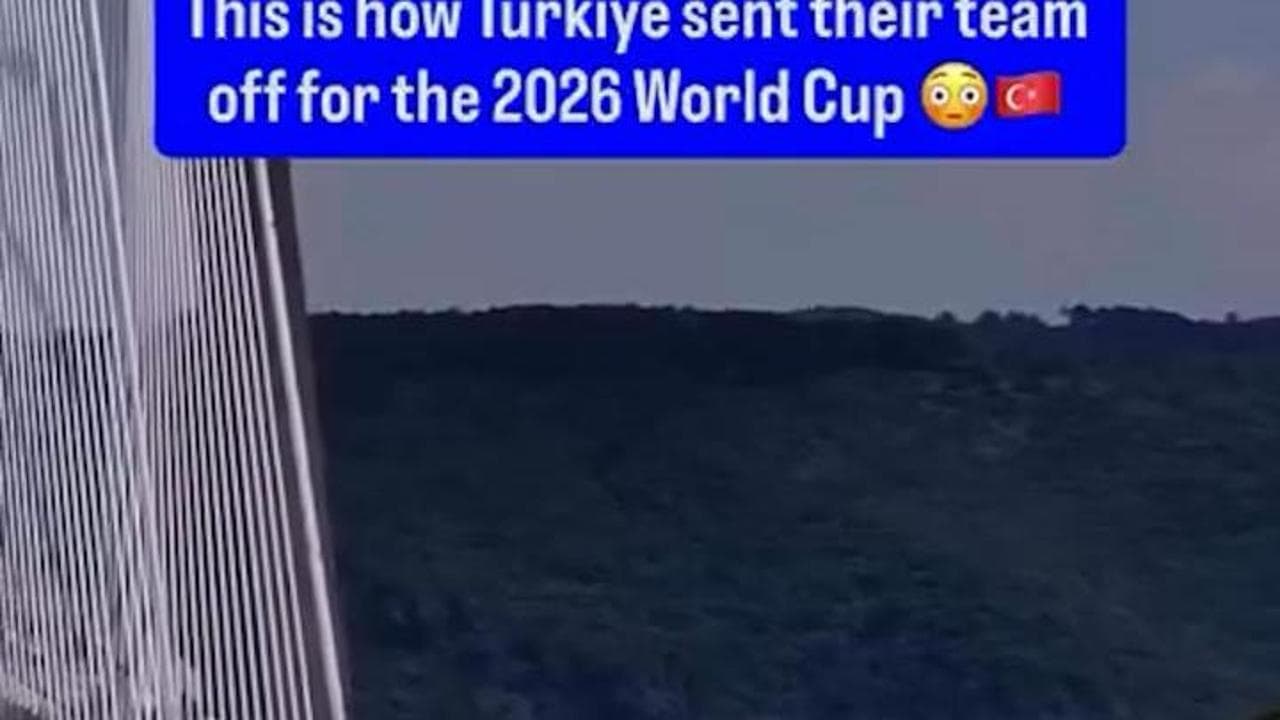 La nazionale di calcio della Turchia parte per i Mondiali "scortata" da oltre 100 auto rosse