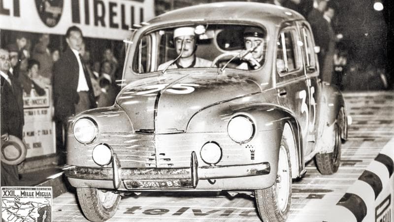 Alfredo Coppellotti alla guida della sua Renault. Classe 1931, Coppellotti ha partecipato a tre edizioni della corsa