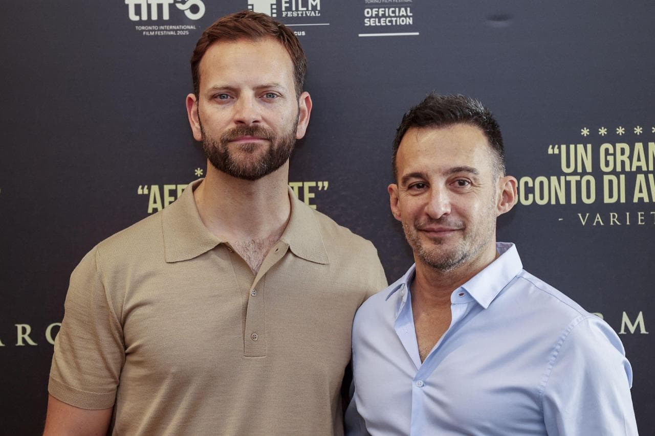 Alessandro Borghi con il regista Alejandro Amenabar