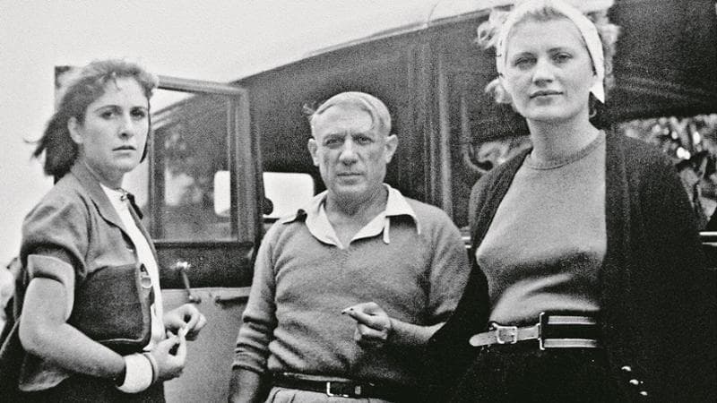Picasso tra Dora Maar (a sinistra) e Lee Miller in una foto di Man Ray