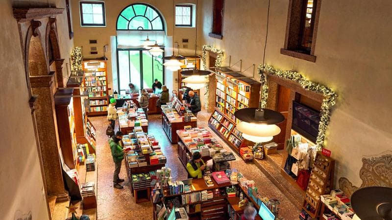 Copertina: Le tre sorelle di Bassano con la libreria in salotto. “La cultura è un baluardo”