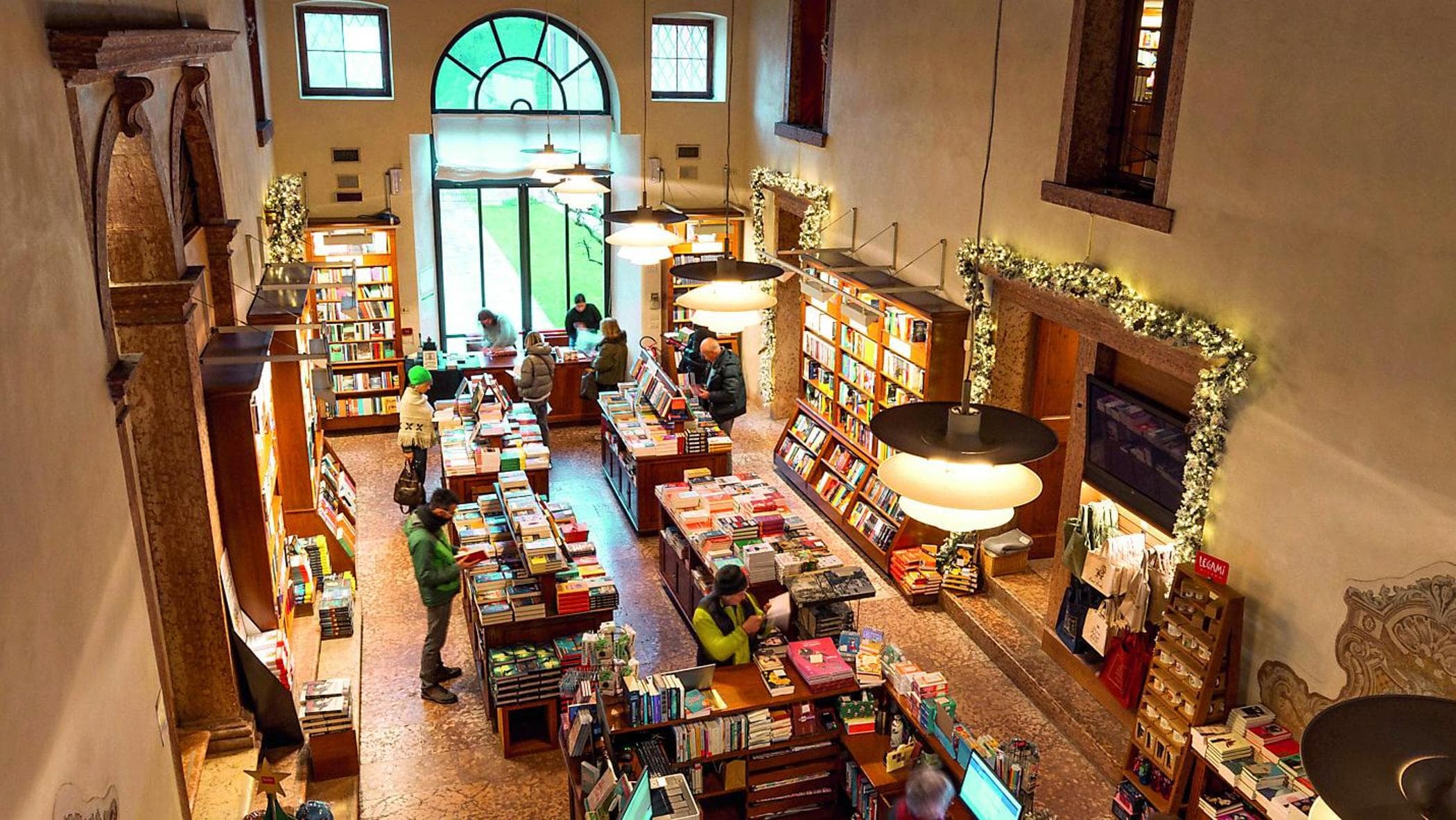 Le tre sorelle di Bassano con la libreria in salotto. “La cu
