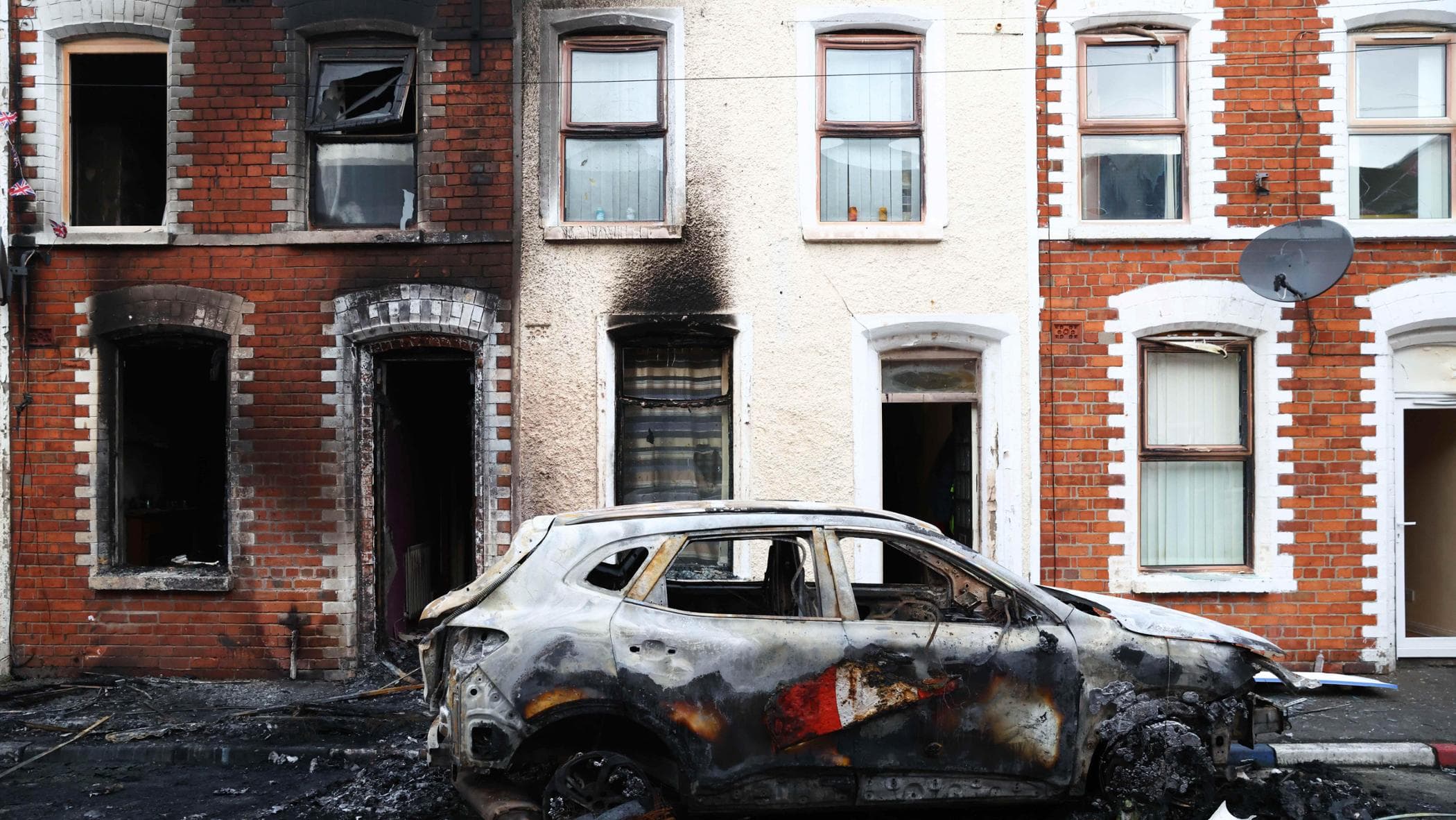 A Belfast notte di scontri, roghi e caccia ai migranti: “Cer