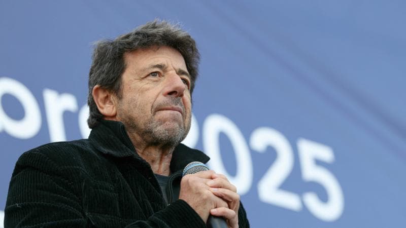 Patrick Bruel, il cantante e attore francese formalmente incriminato per violenza sessuale