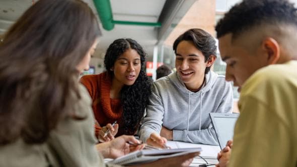Giovani tra sogni e fragilità: il 70% guarda al futuro con fiducia