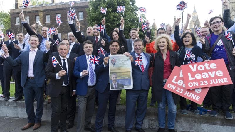 In una foto del 2016, i promotori del “leave” celebrano la vittoria: dopo un periodo di declino, il loro leader Farage è tornato popolare. I sondaggi lo danno al trenta per cento di consensi.Anadolu Agency / getty images