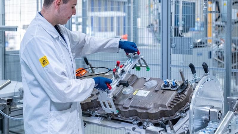 BMW ayrıca ağırlıklı olarak hidrojene odaklanıyor ve iX5 yakıt hücreleri 2028'de gelecek