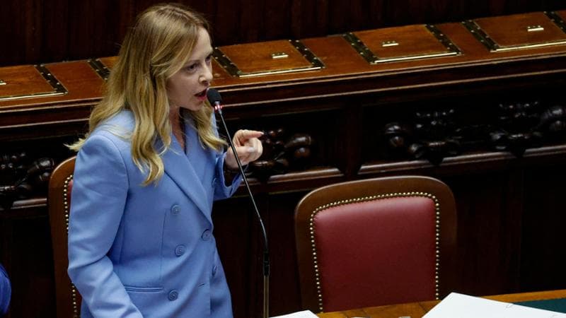 Anteprima: Silvestri (5S) a Meloni: “Da Trump con le ginocchiere”. L’ira della premier: “Non rispett…