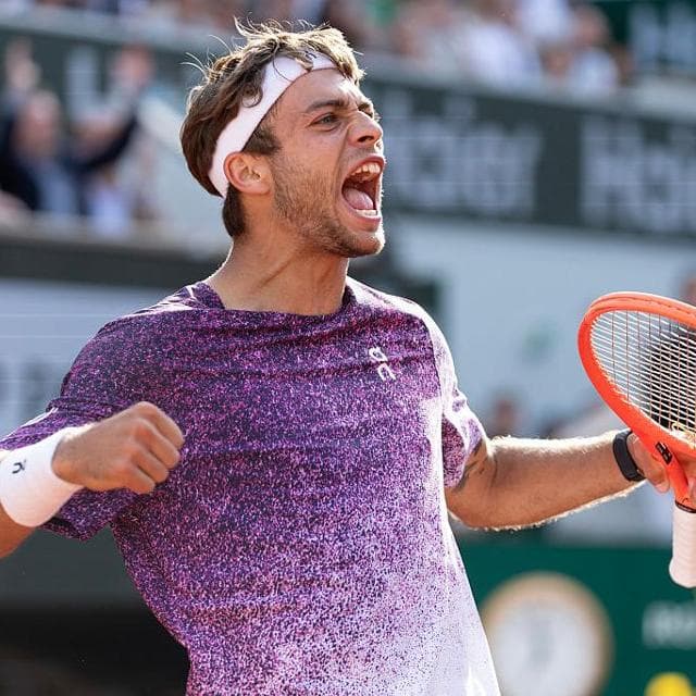 Cobolli, Paris finalinin ardından sahaya geri dönüyor ve Halle'de çimlerin üzerinde Tiafoe'ye meydan okuyor.