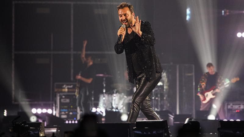Cremonini sul palco, gioia e tormento: la fatica di un artista all’inseguimento di un sogno