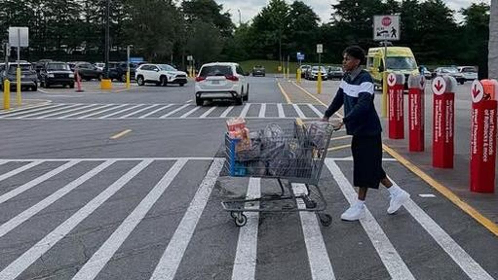 Yamal fa la spesa in un supermercato negli Stati Uniti senza essere riconosciuto