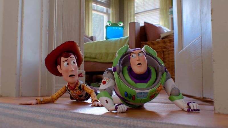 Lo sceriffo Woody e Buzz Lightyear: alle loro spalle il tablet Lilypad