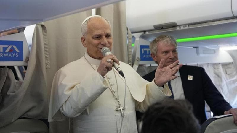 Problema tecnico sul volo da Tenerife a Roma, il papa scende dall’aereo