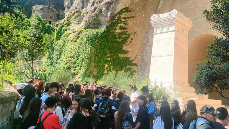Studenti davanti alla tomba di Giacomo Leopardi nel parco Vergiliano a Piedigrotta