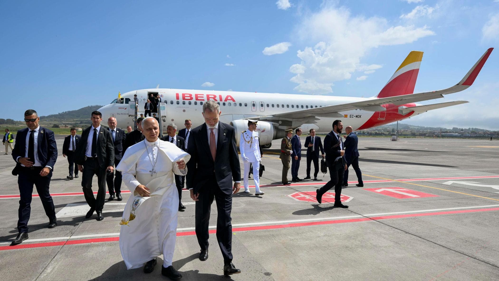 Problema tecnico “dovuto al vento” sul volo da Tenerife a Roma, il papa scende dall’aereo