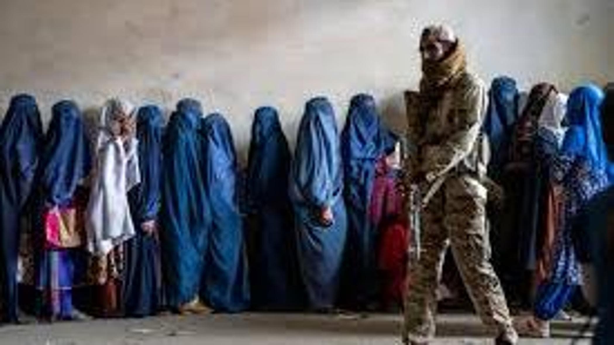 Afganistan işe giderken “erdem savunucuları ve kötülüğün koruyucuları” tarafından durduruluyor