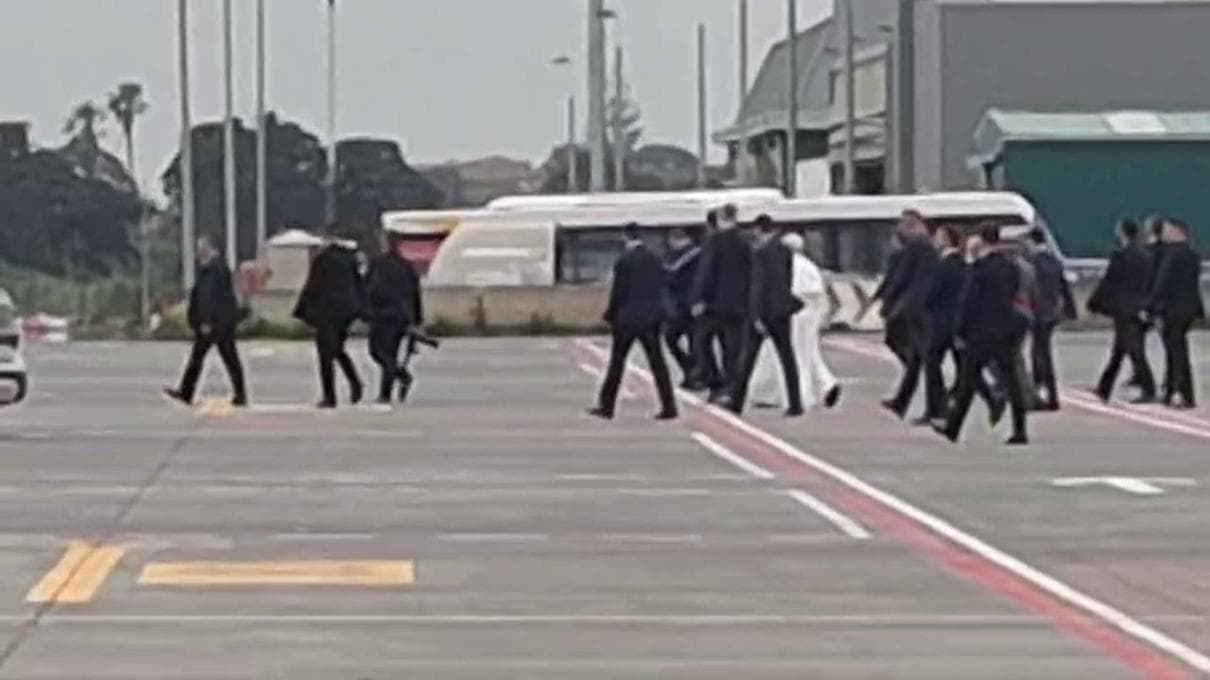 Papa'nın uçağında teknik sorun: Papa Kral Philip'in Şahiniyle geri dönüyor