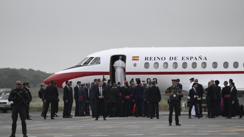 Problema tecnico sull’aereo del papa: il pontefice rientra con il Falcon di re Filippo