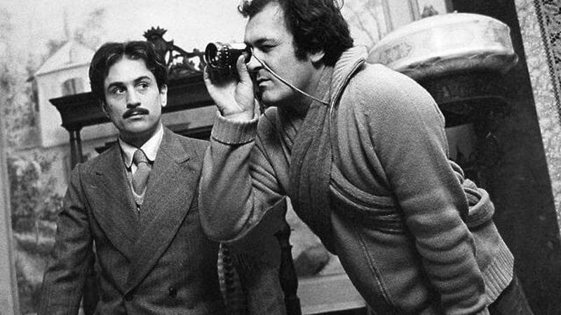 BERNARDO BERTOLUCCI and ROBERT DE NIRO in 1900, 1976 (NOVECENTO), directed by BERNARDO BERTOLUCCI. Copyright P.E.A. Credit: P.E.A / Album