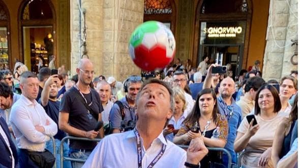 Renzi palleggia nel backstage: "Se non sai giocare arbitri, se non sai arbitrare fai il premier"