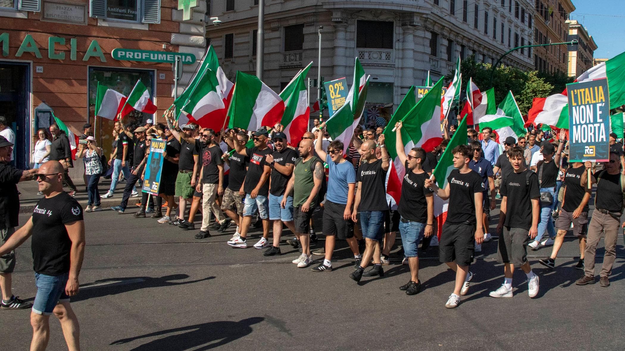 Al corteo pro remigrazione braccia tese e cori per il duce