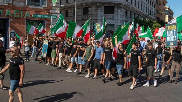 Al corteo pro remigrazione braccia tese e cori per il duce