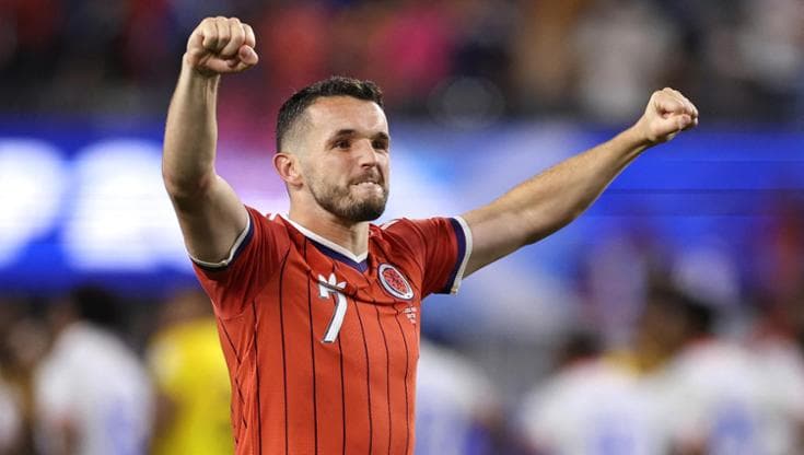 McGinn esulta dopo il gol