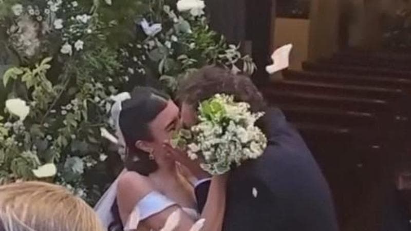 Tommaso Paradiso e Carolina Sansoni, il sì a Capalbio tra emozioni, vip e look coordinati