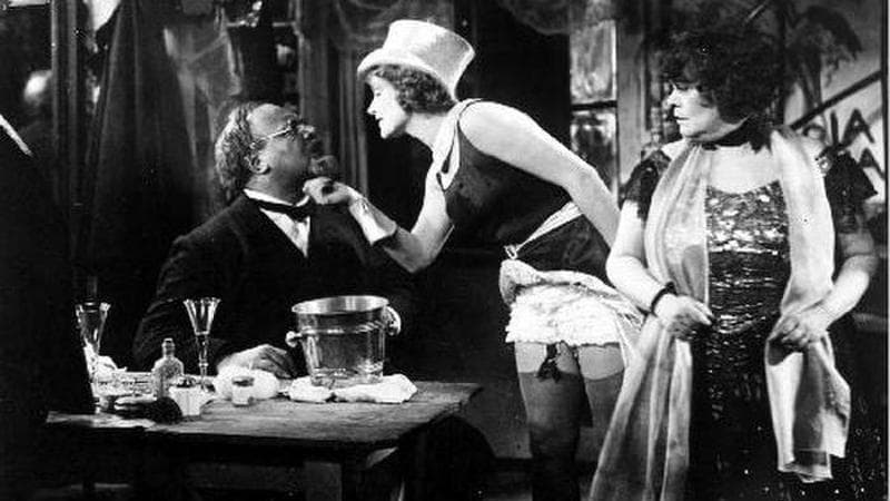 Emil Jannings, nei panni&nbsp;del professor Rath, con Marlene Dietrich e Rosa Valetti nell&rsquo;Angelo azzurro di Josef von Sternberg
