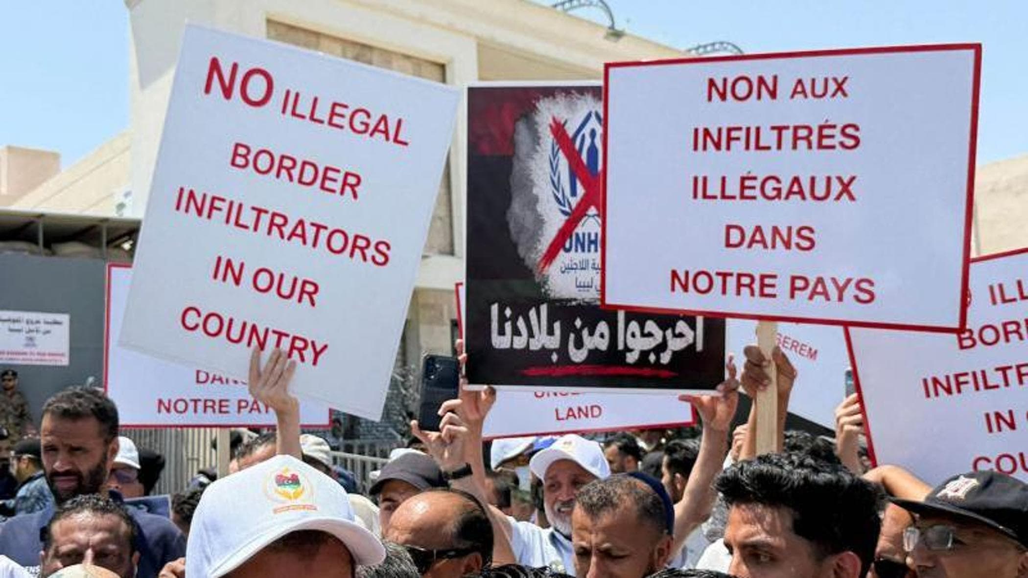 Libya'da vatandaşlar göçmenleri protesto ediyor ve bunun acısını İtalyan hükümetinden çıkarıyor