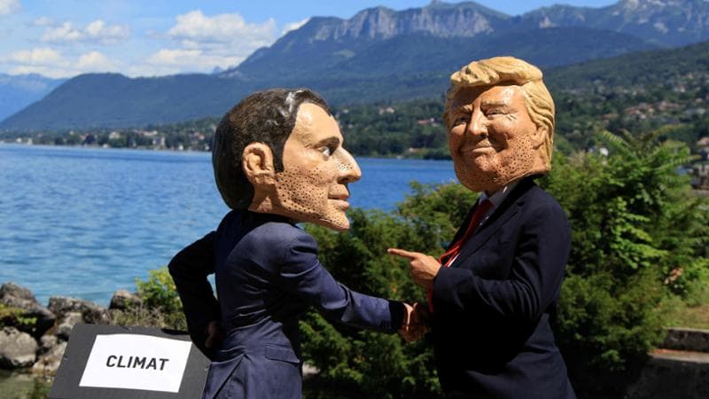 I dimostranti con la caricatura di Trump