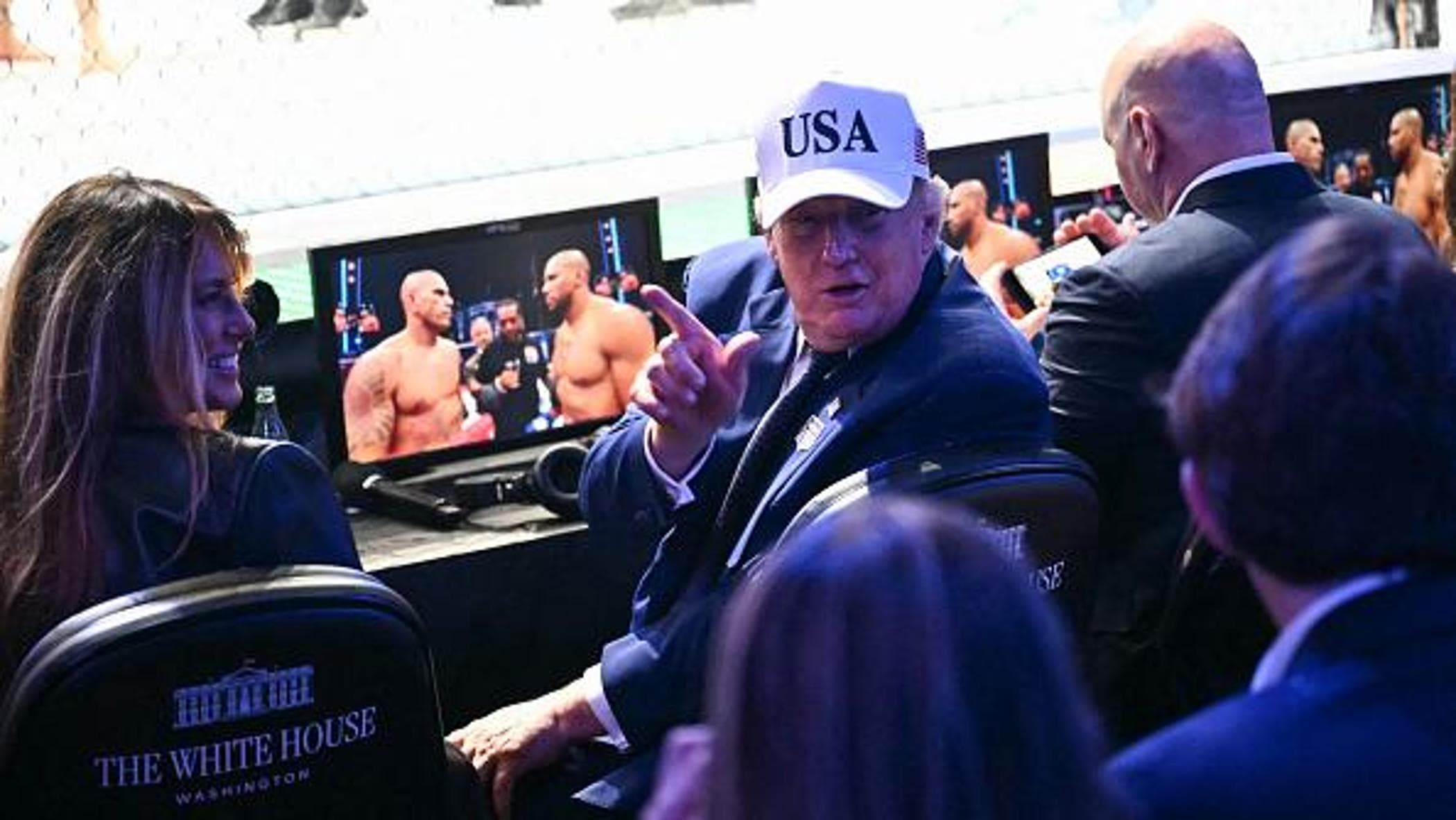 al compleanno di trump la pace in iran oscura combattimenti ospiti illustri e i big della tecnologia da Repubblica.it al compleanno di trump la pace in iran oscura combattimenti ospiti illustri e i big della tecnologia