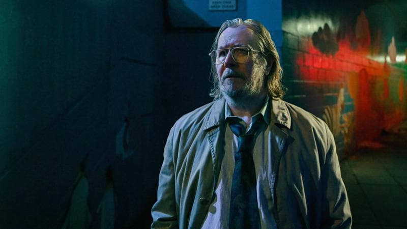 Gary Oldman, 68 anni, ha esordito a teatro nel 1979. Per il suo ruolo nel film L’ora più buia diretto da Joe Wright ha vinto un Oscar nel 2018.