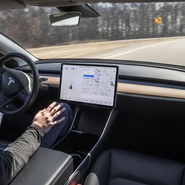 Tesla, FSD denetimli sürüş sistemi nedeniyle Hollandalı motosikletçileri kızdırdı. İşte nedeni
