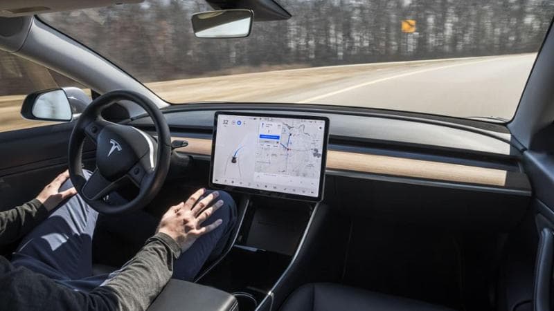 Tesla, il sistema di guida autonoma assistita ora finisce sotto accusa: “Forniti dati fuorvianti”