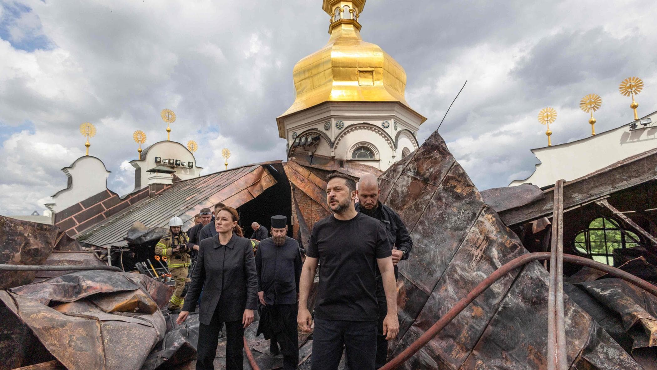 Colpo al cuore di Kiev, droni sulla cattedrale: “Nuova barbarie russa”