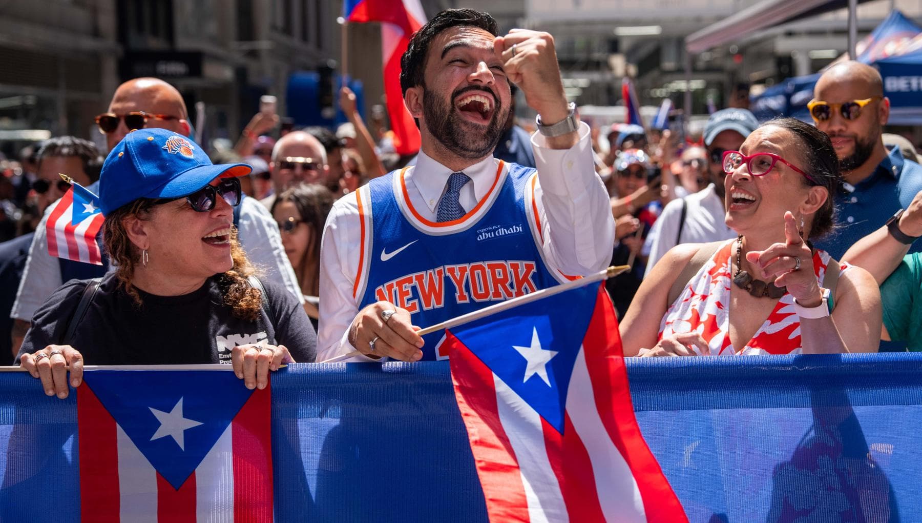 Ieri, oggi, Mamdani. Tra palleggi e cartellini lo show quotidiano del sindaco di New York