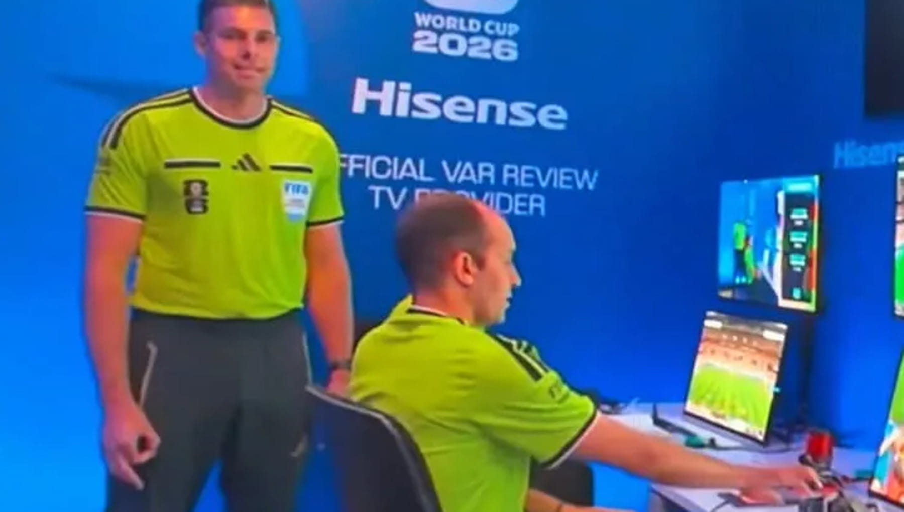 L’arbitro Evans e il gesto del White Power: “Un tic, nessun messaggio". La Fifa archivia il caso