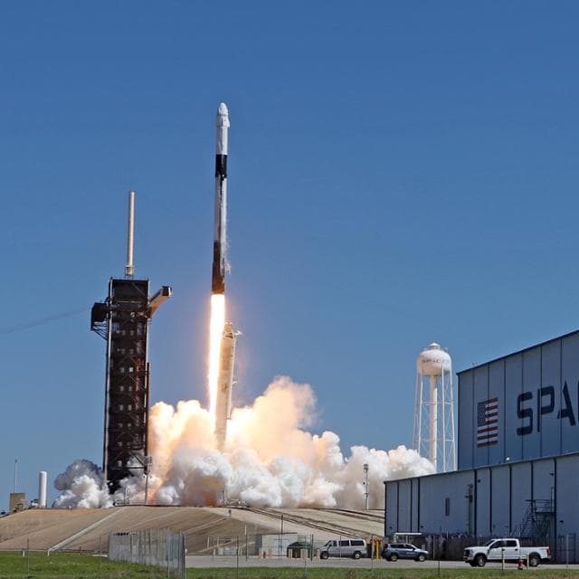 SpaceX dünyanın geri kalanının toplamından daha fazla uydu fırlattı