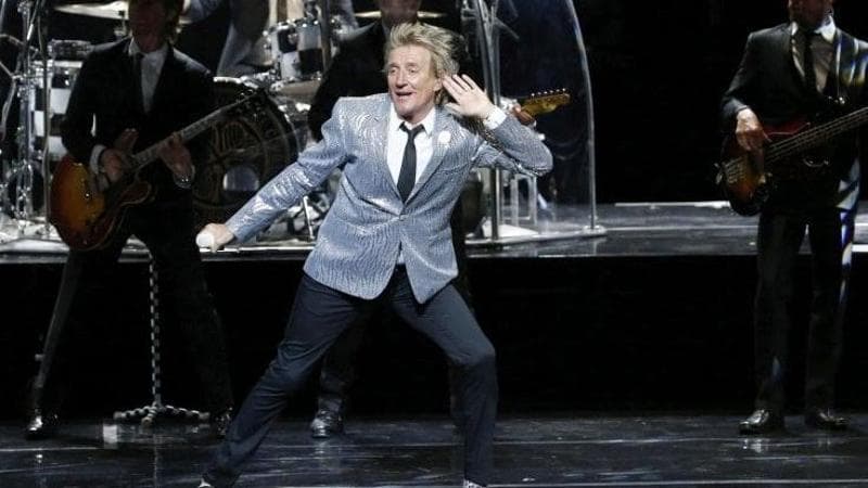 Rod Stewart cancella il concerto per problemi alla voce, poi vola ai Mondiali: esplode la polemica